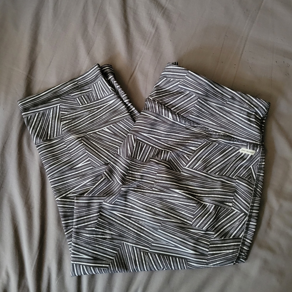 EUC Source Unknown ~ fitted women's Capri leggings
